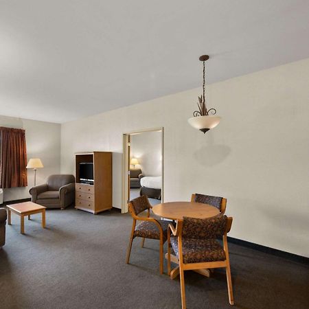 Rodeway Inn & Suites Tomahawk Buitenkant foto